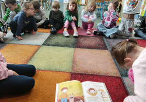 Dzieci słuchają opowiadania.