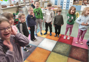 Dzieci wykonują ćwiczenie oddechowe.