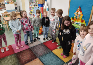 Dzieci wykonują ćwiczenie oddechowe.