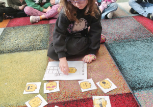 Dziewczynka wypowiada się na temat odczuwanych emocji.