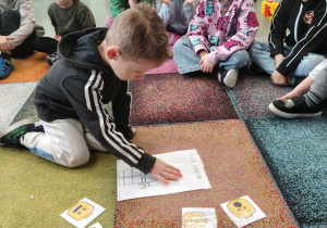 Chłopiec wypowiada się na temat odczuwanych emocji.