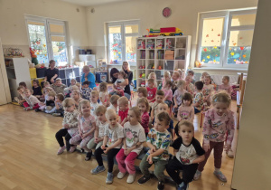 Dzieci oglądają przedstawienie