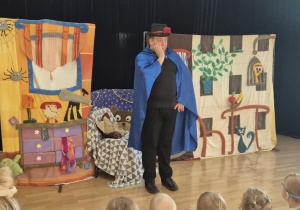 Aktor na tle scenografii