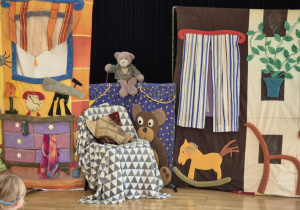 Scenografia i kukiełka misia