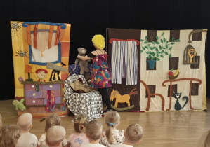 Aktorka na tle scenografii