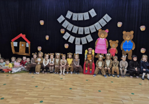 Dzieci przebrane za misie na scenie