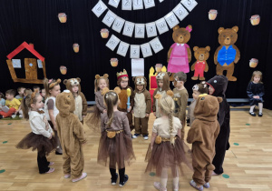 Dzieci przebrane za misie na scenie