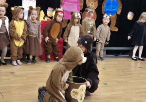 Dzieci przebrane za misie na scenie