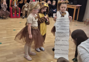 Dzieci przebrane za misie na scenie