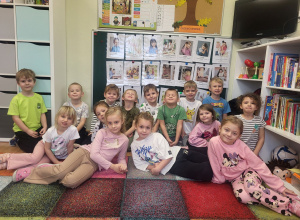 Na zdjęciu dzieci z grupy Jeżyki na tle Kodeksu życzliwości.