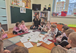 Nina wybiera kolejny obrazek z kodeksu .