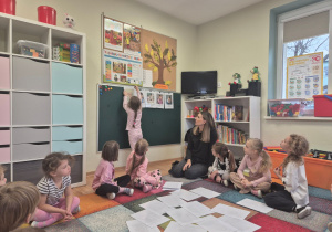 Hania przypina na tablicy obrazek z kolejnym zachowaniem pełnym życzliwości dla innego człowieka.