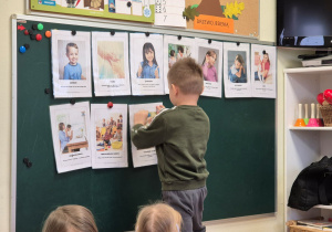 Antoś przyczepia kolejny obrazek z kodeksu życzliwego przedszkolaka.