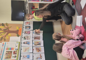 Mikołaj opowiada treść kolejnego obrazka, prezentującego życzliwe zachowania wobec innych.