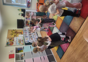 Dzieci podczas zabawy ruchowej "Dwa misie".