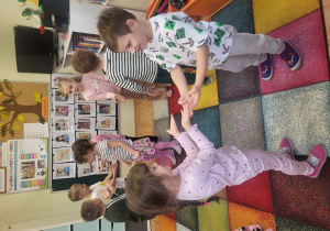 Dzieci podczas zabawy ruchowej "Dwa misie".