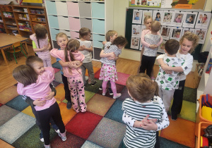 Dzieci podczas zabawy ruchowej "Dwa misie".