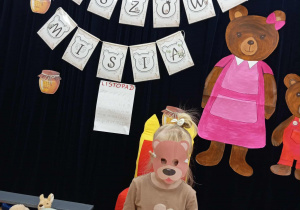 Dziewczynka w masce misia.