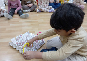 Chłopiec dobiera misie w pary.