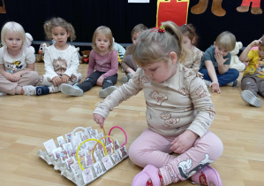 Dziewczynka dobiera misie w pary.