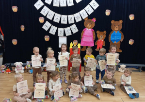 Dzieci z dyplomami i nagrodami.