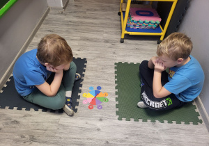 Chłopcy nazywają emocje i próbują dopasować odpowiedni kolor do buźki.