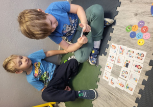 Mikołaj wybiera kartę sytuacyjną i opowiada jej treść.