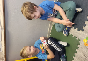 Marcel pokazuje Mikołajowi kartę sytuacyjną.