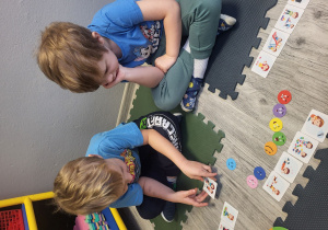 Marcel dopasowuje odpowiednią emocję do karty sytuacyjnej.