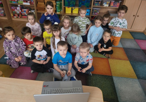 Dzieci oglądają bajkę edukacyjną nt. życzliwości