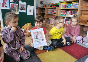 Dzieci opowiadają sytuacje edukacyjne widoczne na obrazku.