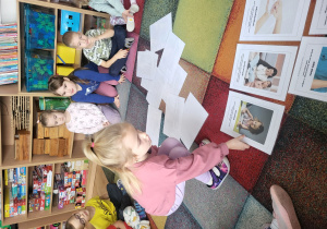 Nadia układa obrazki.