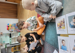 Hubert opowiada sytuację edukacyjną widoczną na obrazku.