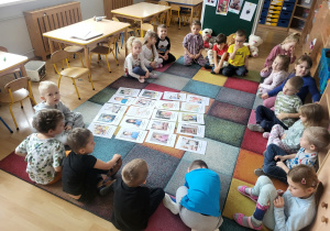 Dzieci wymieniają gesty życzliwości na podstawie obrazków.