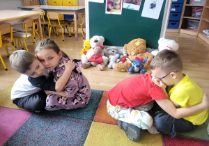 Dzieci uczestniczą w zabawie "Lustro empatii".