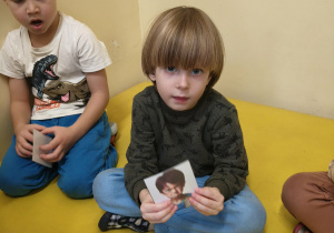 Dzieci wybierają zdjęcia z osobami , które prezentują swoją mimiką twarzy uczucie złości.