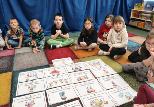 Dzieci poznają swoje prawa i obowiązki, na podstawie tablic demonstracyjnych.