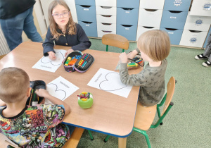 Dzieci wykonuja pracę plastyczna Moja Rodzina.