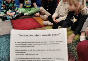 Dzieci słuchaja opowiadania "Serduszko, które szukało domu".