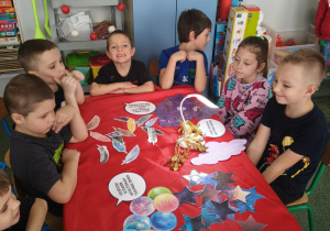 Dzieci podczas wróżb andrzejkowych.