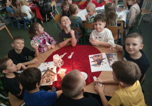 Dzieci podczas wróżb andrzejkowych.