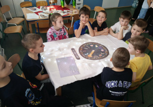 Dzieci podczas wróżb andrzejkowych.