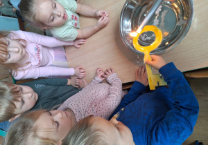 dzieci leją wosk przez klucz