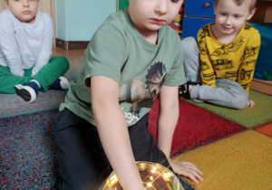 chłopiec losuje karteczkę z kuli