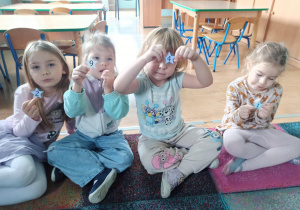 dzieci pokazują wylosowaną cyfrę