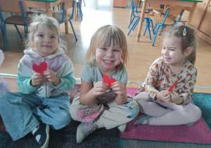 dziewczynki pokazują wylosowane serduszko