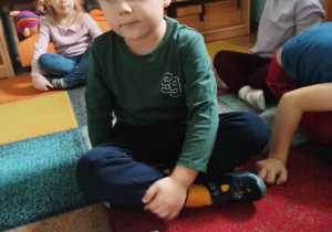 chłopiec układa puzzle