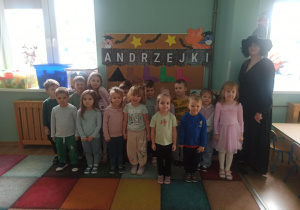 dzieci pozują do zdjęcia