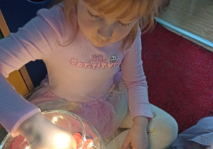 dziewczynka losuje karteczkę z kuli