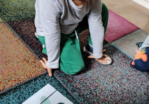 chłopiec układa puzzle